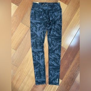 Reebok black & gray abstract print tights / leggings